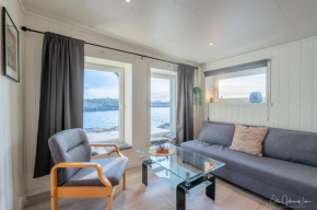 Ground floor Apartment by the sea, Henningsvær